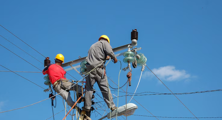 Como proteger a saúde em trabalhos com eletricidade e altura