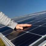 Entenda como a energia solar impulsiona a sustentabilidade, reduz custos, preserva recursos naturais e promove um futuro mais limpo e consciente para o planeta.