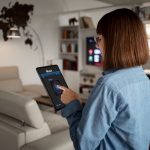 Descubra como as smart homes utilizam tecnologia para economizar energia, reduzir desperdícios e tornar sua casa mais sustentável e eficiente.