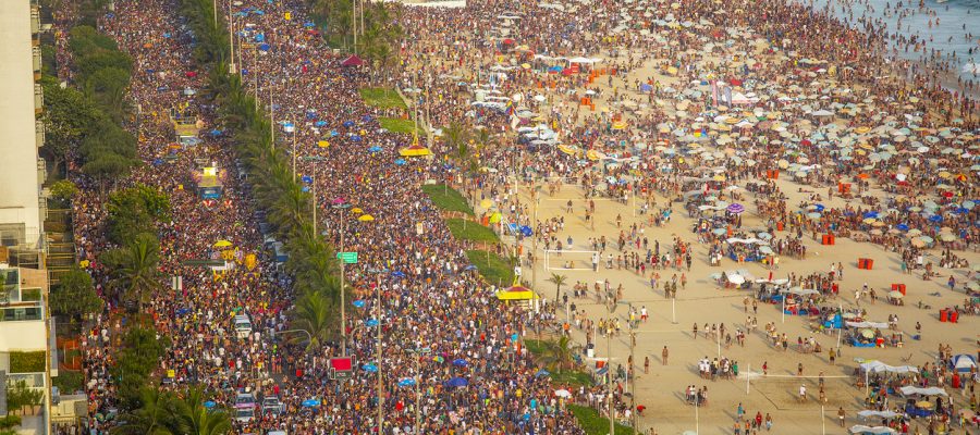 Conheça alguns dos principais destinos que unem Carnaval e mar