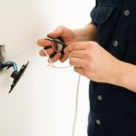 Quando Chamar um Profissional para Evitar Riscos Elétricos