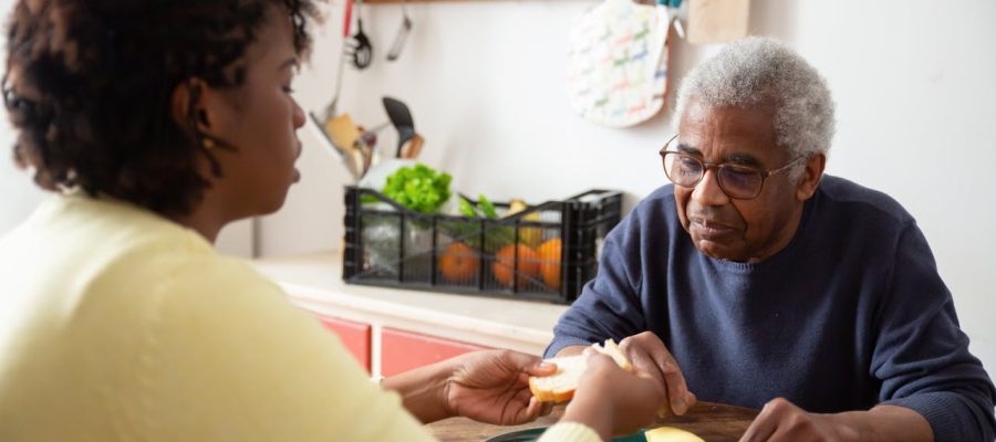 Cuidado Domiciliar: Vantagens do Atendimento em Casa para Idosos